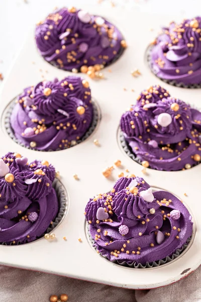 Homemade Cupcakes Flower Shaped Purple Cream Purple Dessert Golden Sprinkles — Stock Photo, Image