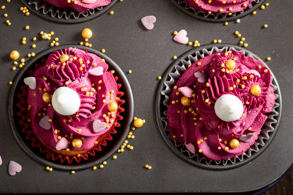 Délicieux Cupcakes Rouges Avec Des Paillettes Dorées Crème Superbe Dessert — Photo