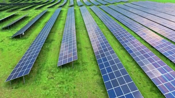Granja fotovoltaica grande y azul como fuente de energía renovable. — Vídeos de Stock