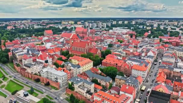 Vue estivale de la vieille ville de Torun et du pont Jozef Pilsudski. — Video
