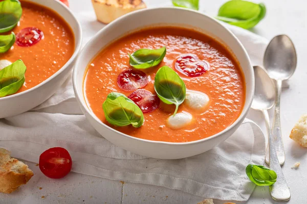 Sopa Tomate Cremosa Vermelha Feita Tomate Cereja Manjericão Sopa Tomate — Fotografia de Stock