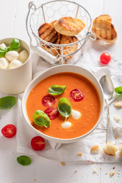 健康的でスパイシーな前菜として赤いクリーミーなトマトスープ トーストパン付きのトマトスープ — ストック写真