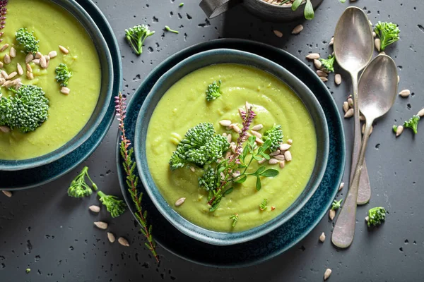 Krémová Brokolicová Polévka Slunečnicovými Semínky Smetanou Veganská Polévka Zeleniny — Stock fotografie