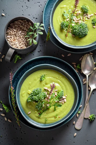 Yeşil Brokoli Çorbası Sağlıklı Taze Başlangıç Sebzelerden Yapılmış Vejetaryen Çorbası — Stok fotoğraf