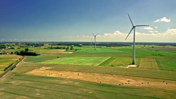 Vista aérea da turbina eólica no campo após a colheita. — Vídeo de Stock