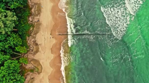 바틱 바다에 푸른 파도가 밀려오고 있습니다. 해변에서의 휴가. — 비디오
