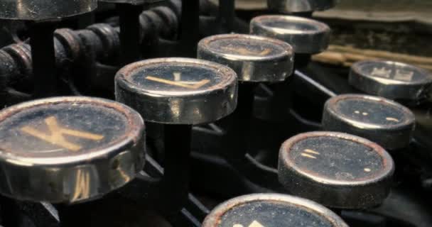Close-up van antieke typemachine. Toetsenbord van typemachine. Kantooruitrusting. — Stockvideo