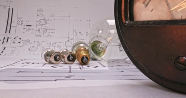 Laagspanning Edison lamp. Lamp en kabels op diagrammen. — Stockvideo