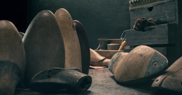Vintage shoemaker workshop with with tools, anvil, shoes and rule. — Vídeo de Stock
