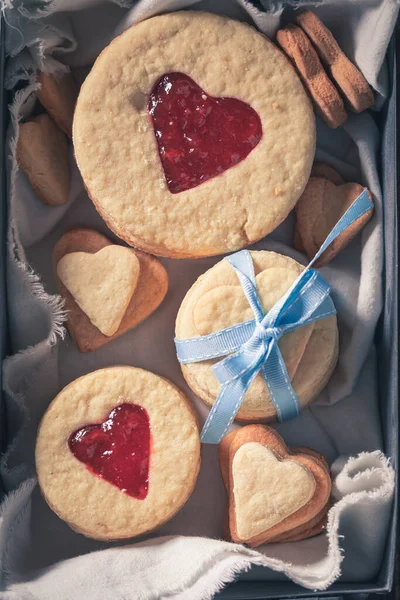 Tereyağı Çilek Reçelinden Yapılmış Sevgililer Günü Bisküvileri Kalp Şeklinde Çilek — Stok fotoğraf