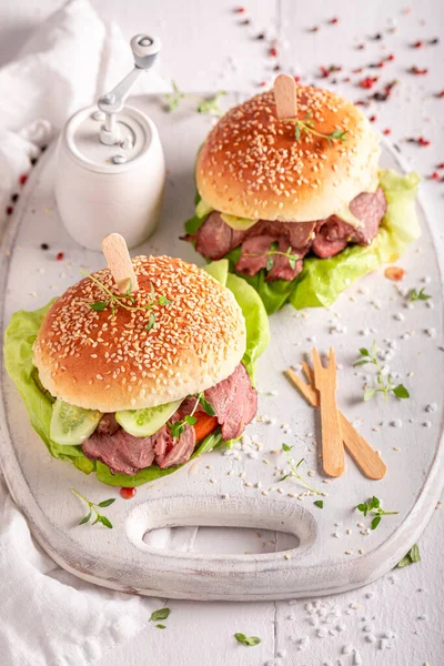 Finom Hamburger Pörkölt Fűszerezett Marhahússal Savanyúsággal Fehér Asztalon — Stock Fotó