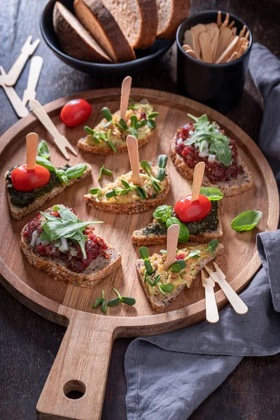 Hemlagad Bruschetta Med Pesto Och Tomat Till Frukost Serveringsbord — Stockfoto