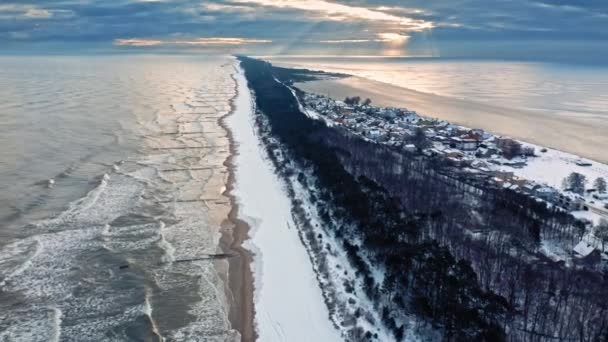 Полуостров Хель и снежный пляж. Балтийское море зимой, Польша. — стоковое видео