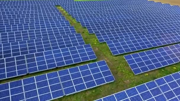 Paneles solares grandes y azules como energía de cero emisiones. — Vídeos de Stock