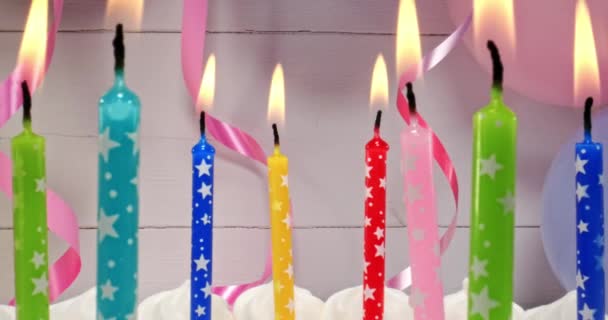 Verjaardagstaart met kaarsen op de achtergrond van ballonnen. — Stockvideo