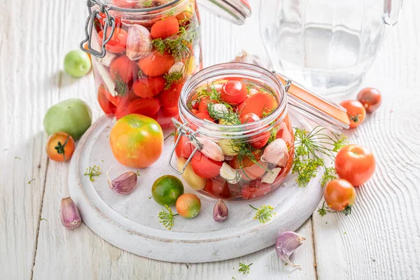 토마토는 온실에서 채소로 것입니다 집에서 토마토를 퍼내는 — 스톡 사진
