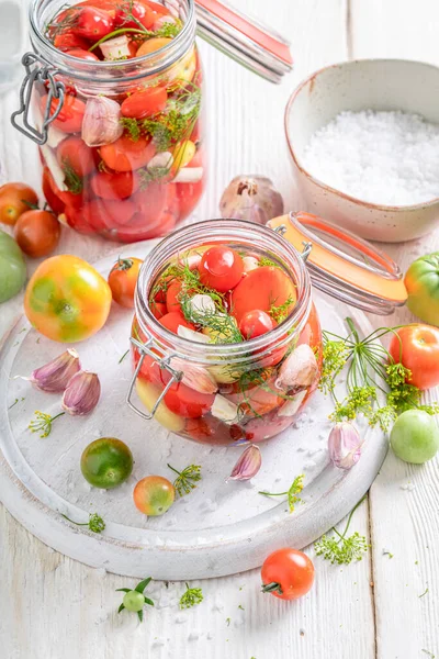 Zelfgemaakte Gepekelde Tomaten Gemaakt Van Biologische Verse Tomaten Pickling Tomaten — Stockfoto