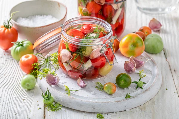 Bereiding Voor Tomaten Met Dille Knoflook Mierikswortel Pickling Tomaten Thuis — Stockfoto