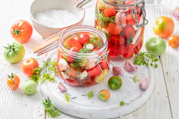Zelfgemaakte Tomaten Met Knoflook Mierikswortel Dille Pickling Tomaten Thuis — Stockfoto