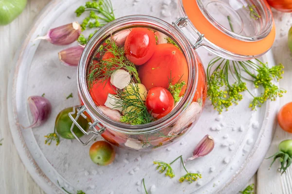 Tomates Conserva Saudáveis Com Alho Rábano Endro Tomates Conserva Casa — Fotografia de Stock