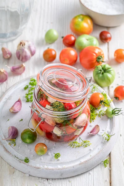 Zelfgemaakte Tomaten Met Dille Knoflook Mierikswortel Pickling Tomaten Thuis — Stockfoto