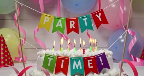 Торт на день рождения со свечами, воздушными шарами и лентами. — стоковое видео
