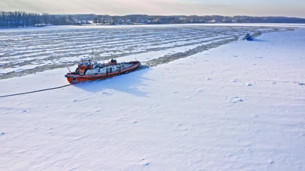 Icebreakers on river in winter. Aerial view of frozen river. — Wideo stockowe