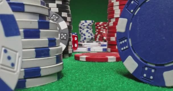 Grüner Tisch für texas holdem. Poker mit Chips und Karten. — Stockvideo