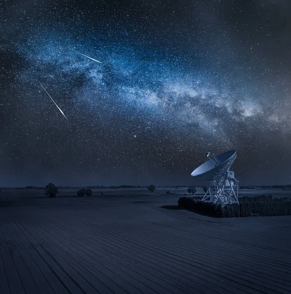 Млечный Путь Над Астрономической Обсерваторией Ночью Астрономическая Обсерватория Коричневому Польше — стоковое фото