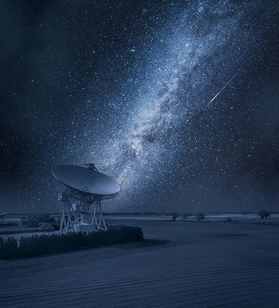 Астрономическая Обсерватория Ночью Млечном Пути Астрономическая Обсерватория Ищет Сигнал Космоса — стоковое фото