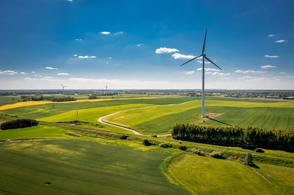 Turbiny Wiatrowe Zielonym Polu Widok Lotu Ptaka Rolnictwo Polsce Europie — Zdjęcie stockowe