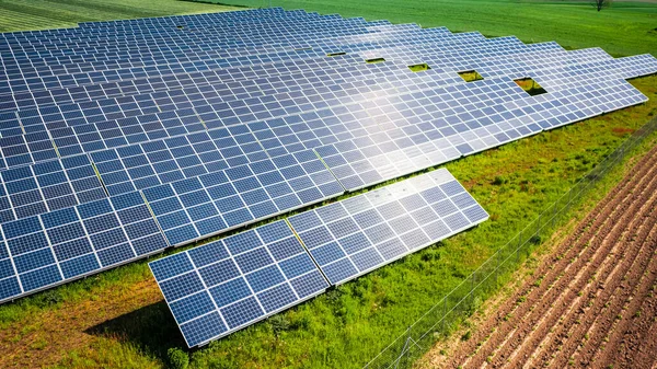 Painéis Solares Grandes Azuis Como Fonte Energia Renovável Energia Pura — Fotografia de Stock