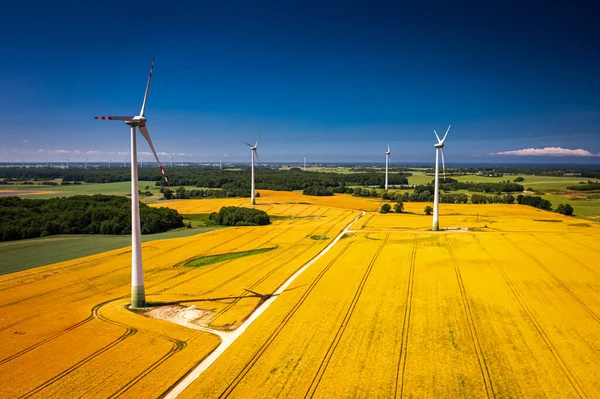 Vindkraftverk Och Gyllene Fält Sommaren Flygfoto Jordbruket Polen — Stockfoto