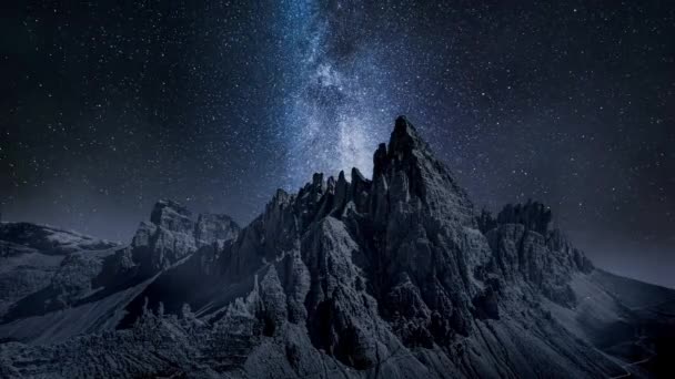 Млечный путь над Монте Патерно, Доломиты. Пешие прогулки ночью. — стоковое видео
