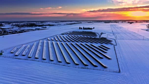 Polonya 'da alternatif enerji. Kışın donmuş fotovoltaik çiftlik. — Stok video