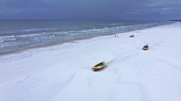 Рибні човни на сніжному узбережжі Балтійського моря. — стокове відео