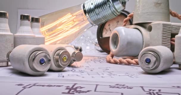 Detailní záběr žárovky se schématy, kabely a pojistkami — Stock video
