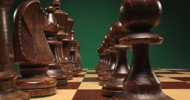Macro-weergave van schaken op een ongewone manier getoond — Stockvideo