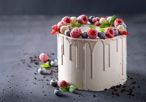 Homemade Delicious Cake Made White Chocolate Berries Homemade Cake Berries — Stock Photo, Image