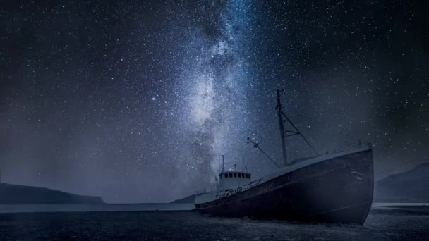 Млечный путь над кораблем в Исландии, Timelapse. — стоковое видео