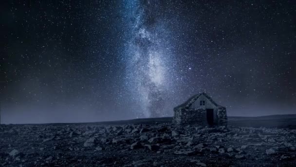 Kőház és tejút éjszaka, Izland. Időintervallum. — Stock videók