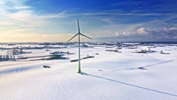 白いフィールドに風力タービン。冬の代替エネルギー. — ストック動画