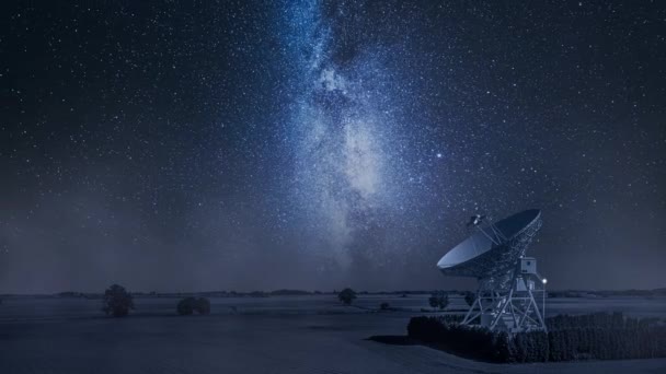 Observatoriet letar efter signal i rymden. Astronomiska observatoriet på natten. — Stockvideo