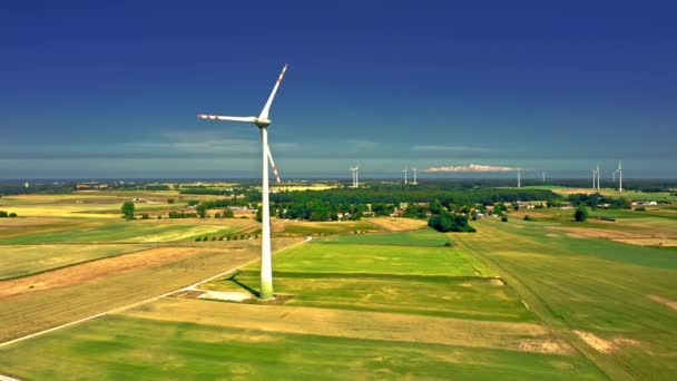 Vista aérea de la turbina eólica en el campo después de la cosecha. — Vídeo de stock