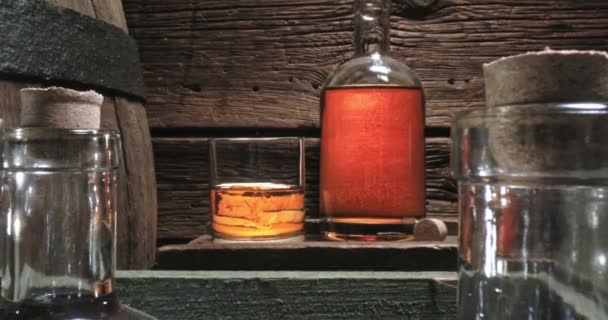 Ręcznie robiona whisky w starym magazynie gorzelniczym. Szklanka koniaku. — Wideo stockowe