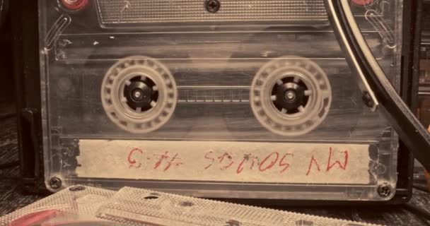 Stapel cassettes en spinnen in de speler. Cassette en speler. — Stockvideo