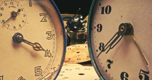 Мастерская ретро-часовщиков с запчастями и сломанными часами — стоковое видео