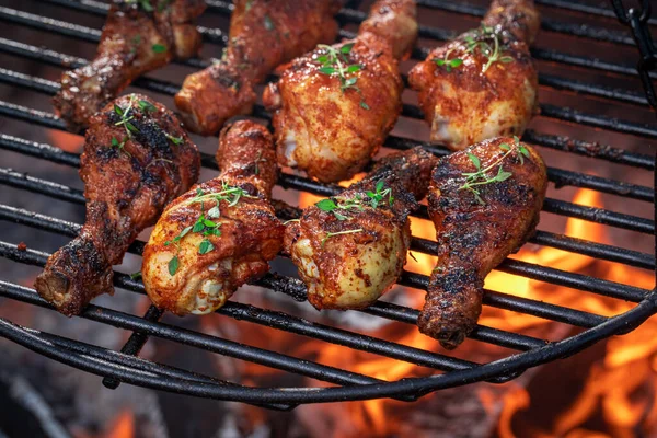Hausgemachte Gegrillte Hähnchenkeule Auf Grillrost Mit Feuer Gebratenes Hühnchen Auf — Stockfoto