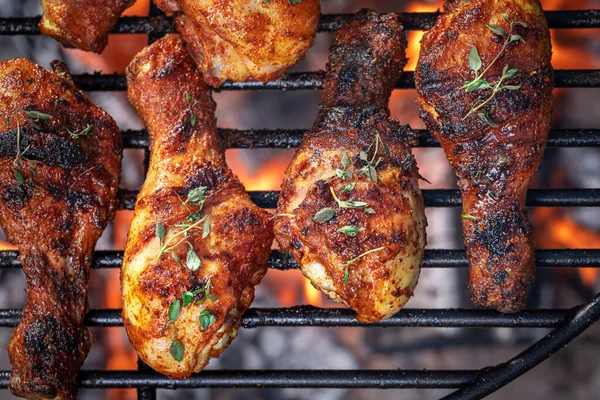 닭고기 다리에 향신료와 허브를 곁들인다 닭고기 다리에 — 스톡 사진