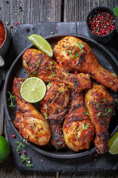 허브를 곁들인 닭고기 닭고기는 소스와 석회와 내놓았다 — 스톡 사진